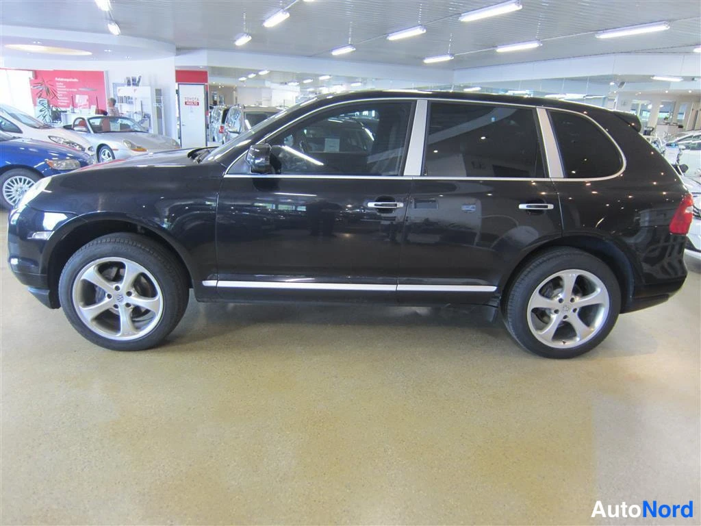 Musta Porsche Cayenne 2007, sivulta, kuva 5