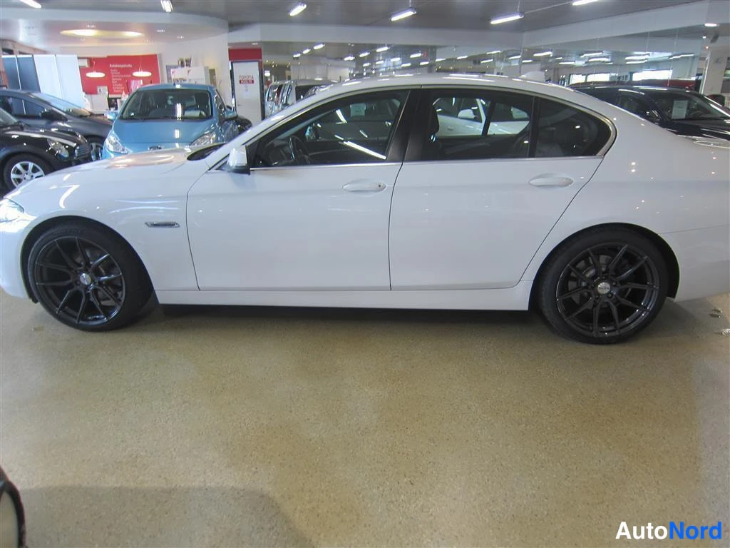 Valkoinen BMW 520d xDrive 2014, sivulta, kuva 4