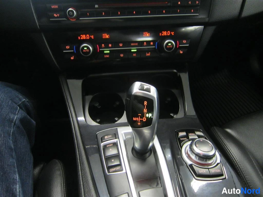 Valkoinen BMW 520d xDrive 2014, ohjaamo, kuva 12
