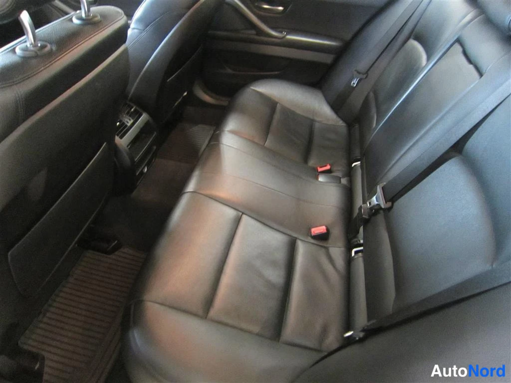 Valkoinen BMW 520d xDrive 2014, takaistuimet, kuva 13