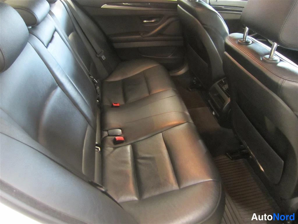 Valkoinen BMW 520d xDrive 2014, takaistuimet, kuva 14