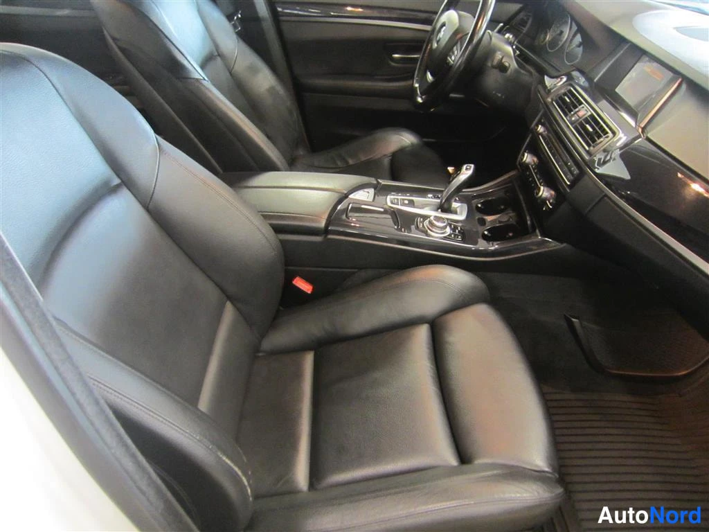 Valkoinen BMW 520d xDrive 2014, ohjaamo, kuva 11