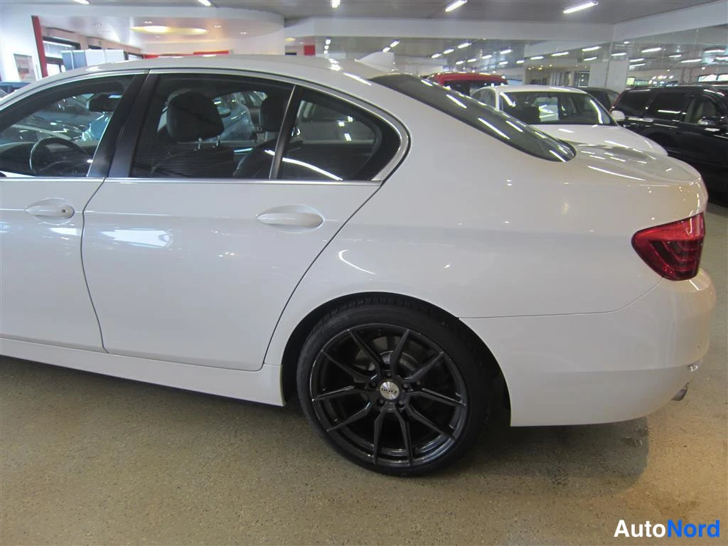 Valkoinen BMW 520d xDrive 2014, takaviisto, kuva 6