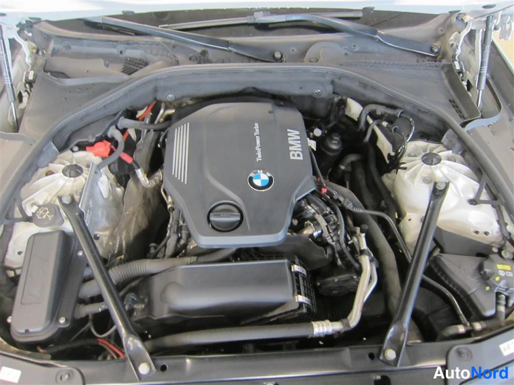 Valkoinen BMW 520d xDrive 2014, moottoritila, kuva 16