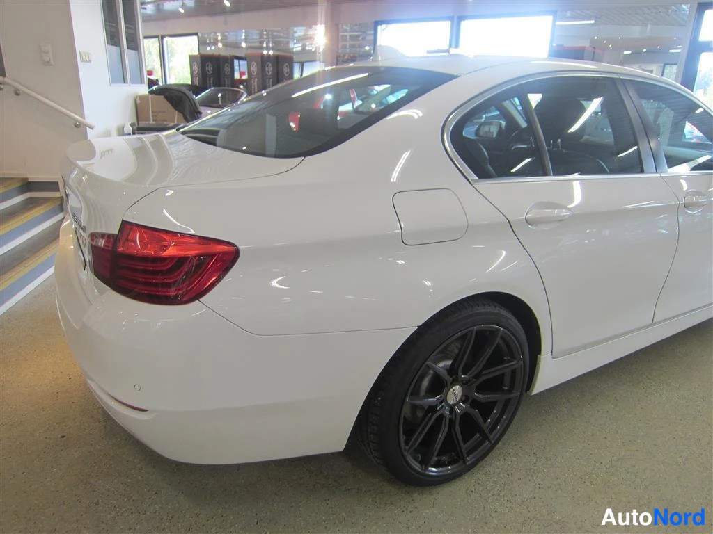 Valkoinen BMW 520d xDrive 2014, takaviisto, kuva 7