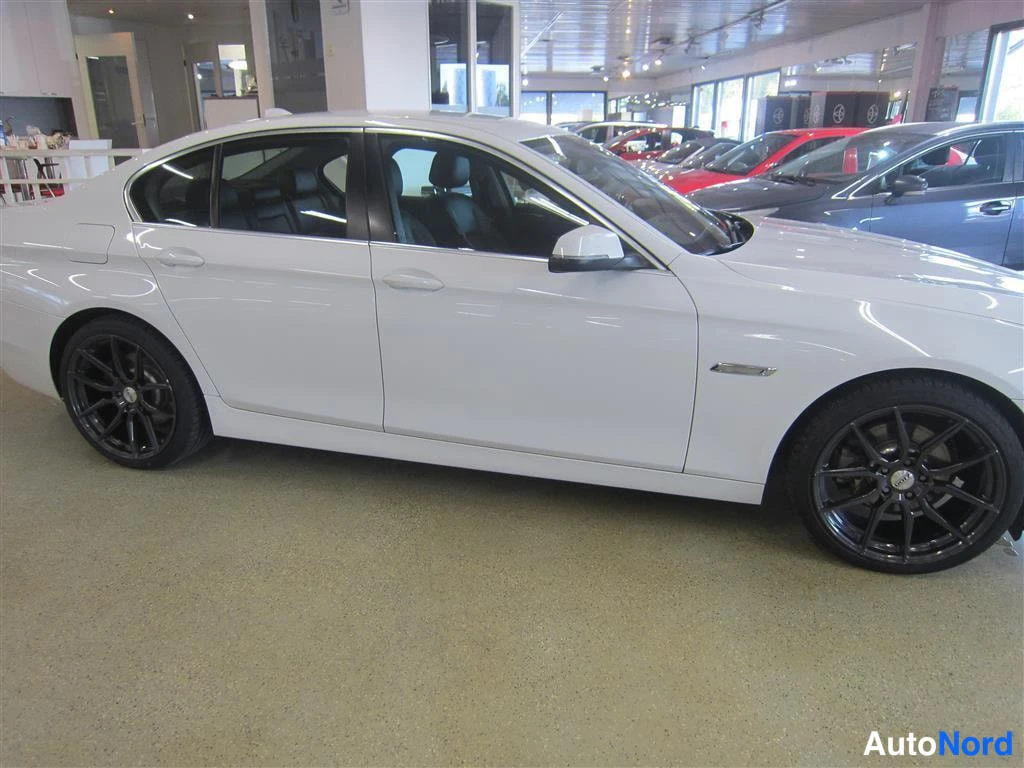 Valkoinen BMW 520d xDrive 2014, sivulta, kuva 5