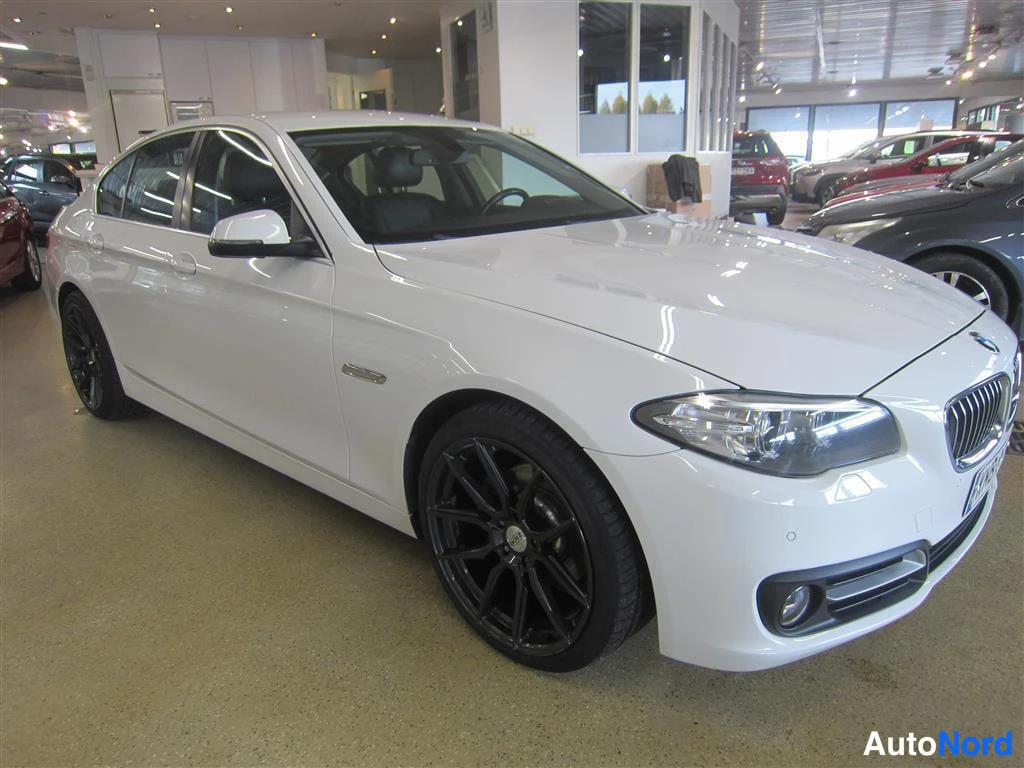 Valkoinen BMW 520d xDrive 2014, etuviisto, keula oikealle, kuva 2
