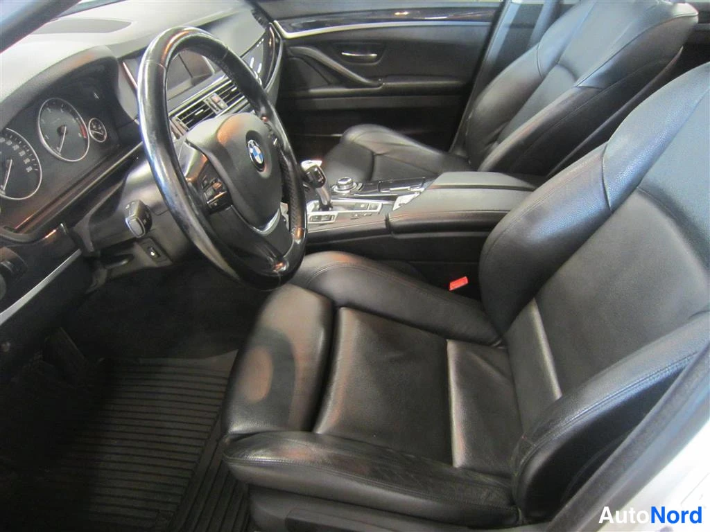 Valkoinen BMW 520d xDrive 2014, ohjaamo, kuva 9