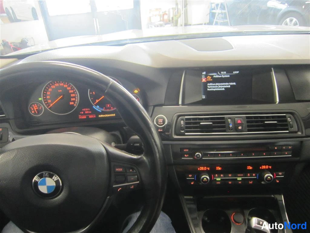 Valkoinen BMW 520d xDrive 2014, ohjaamo, kuva 10