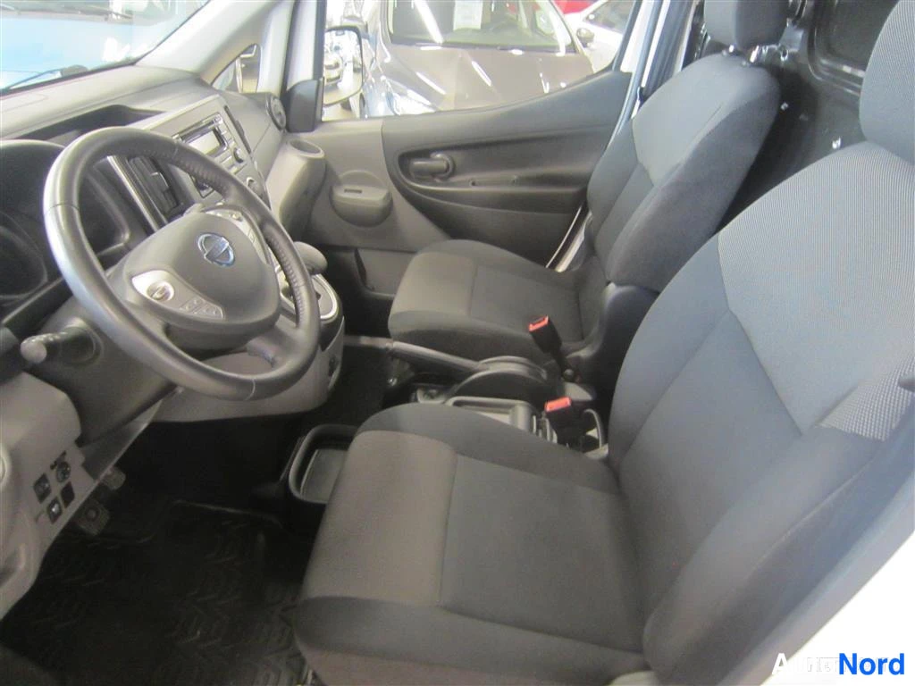 Valkoinen Nissan e-NV200 2021, ohjaamo, kuva 9