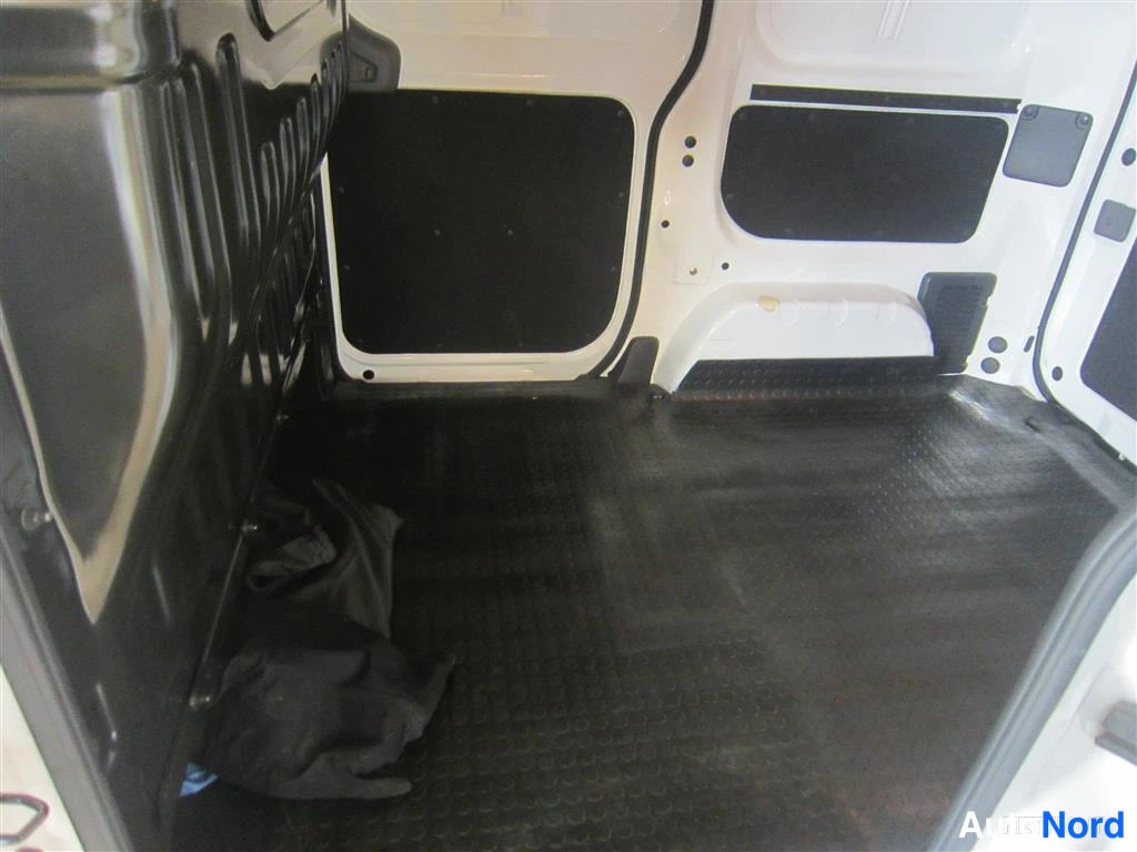 Valkoinen Nissan e-NV200 2021, tavaratila, kuva 12