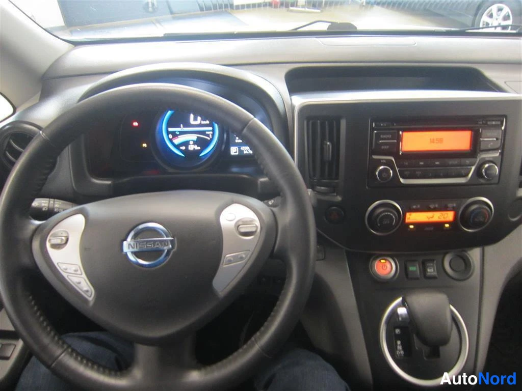 Valkoinen Nissan e-NV200 2021, ohjaamo, kuva 10