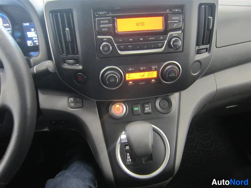 Valkoinen Nissan e-NV200 2021, ohjaamo, kuva 11