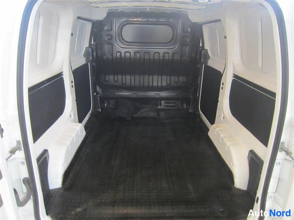 Valkoinen Nissan e-NV200 2021, tavaratila, kuva 15