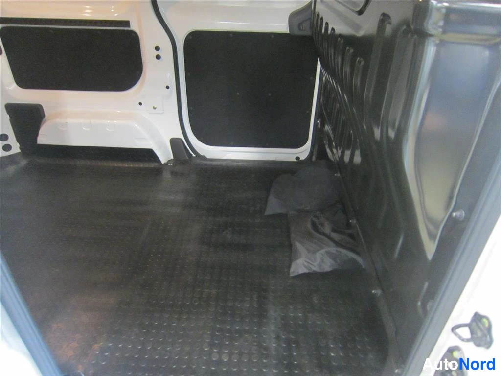 Valkoinen Nissan e-NV200 2021, tavaratila, kuva 16