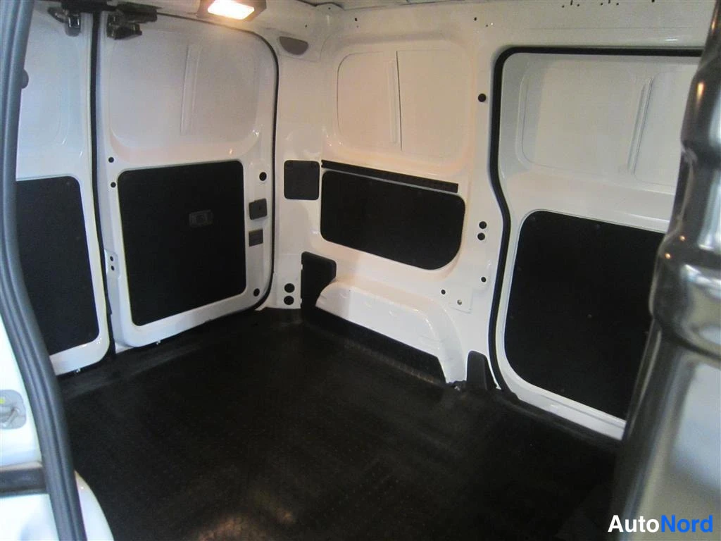 Valkoinen Nissan e-NV200 2021, tavaratila, kuva 17