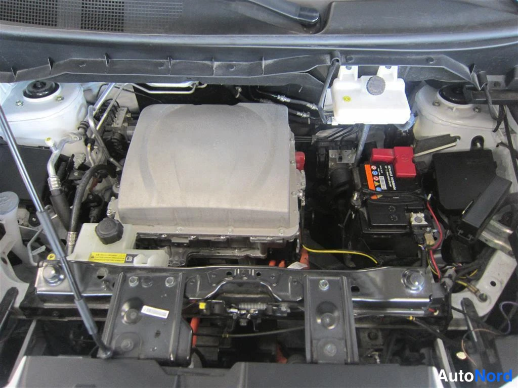 Valkoinen Nissan e-NV200 2021, moottoritila, kuva 18
