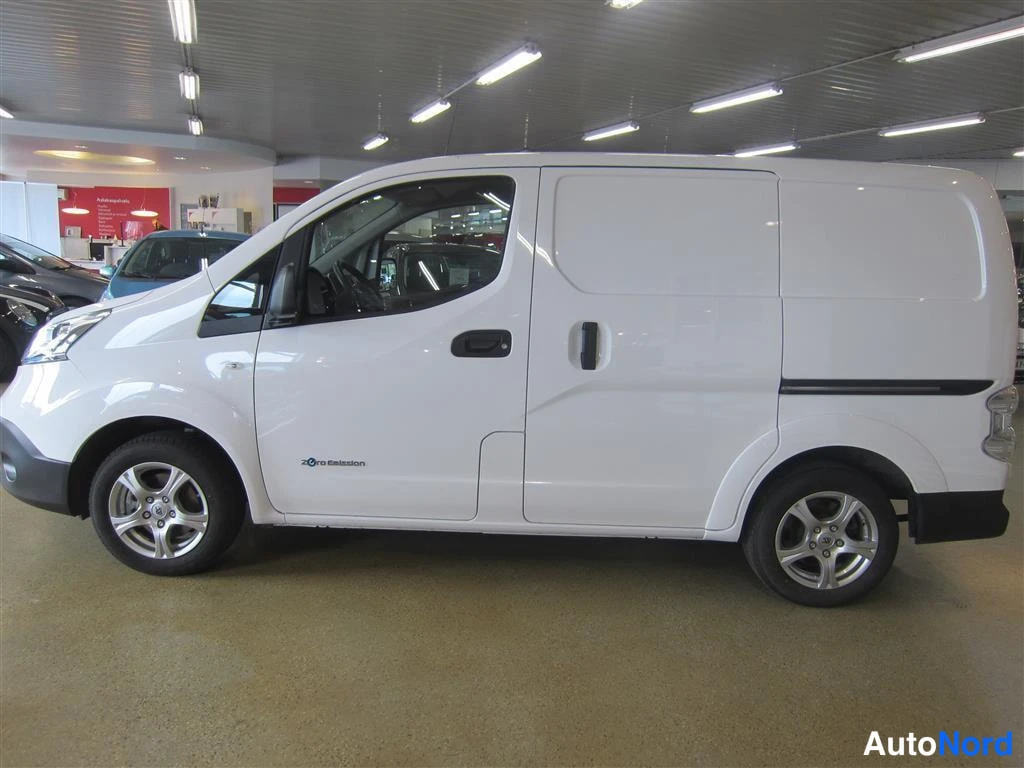 Valkoinen Nissan e-NV200 2021, etuviisto, keula vasemmalle, kuva 3