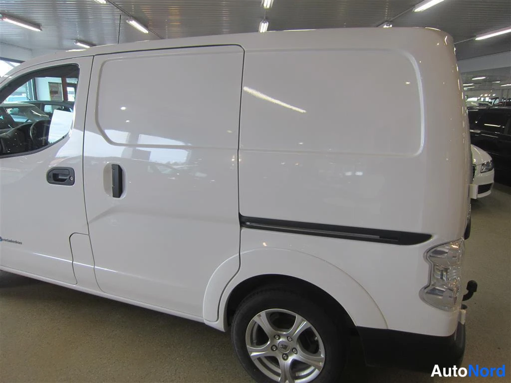 Valkoinen Nissan e-NV200 2021, sivulta, kuva 6