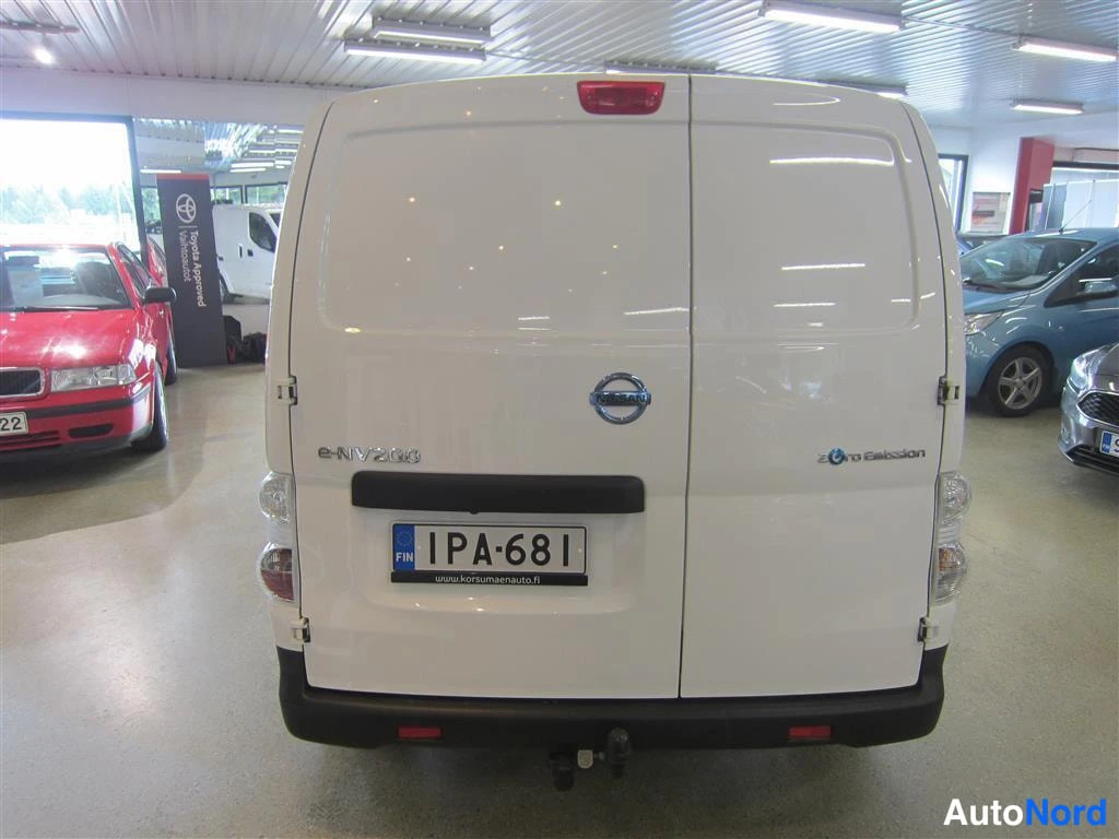 Valkoinen Nissan e-NV200 2021, takaa, kuva 8