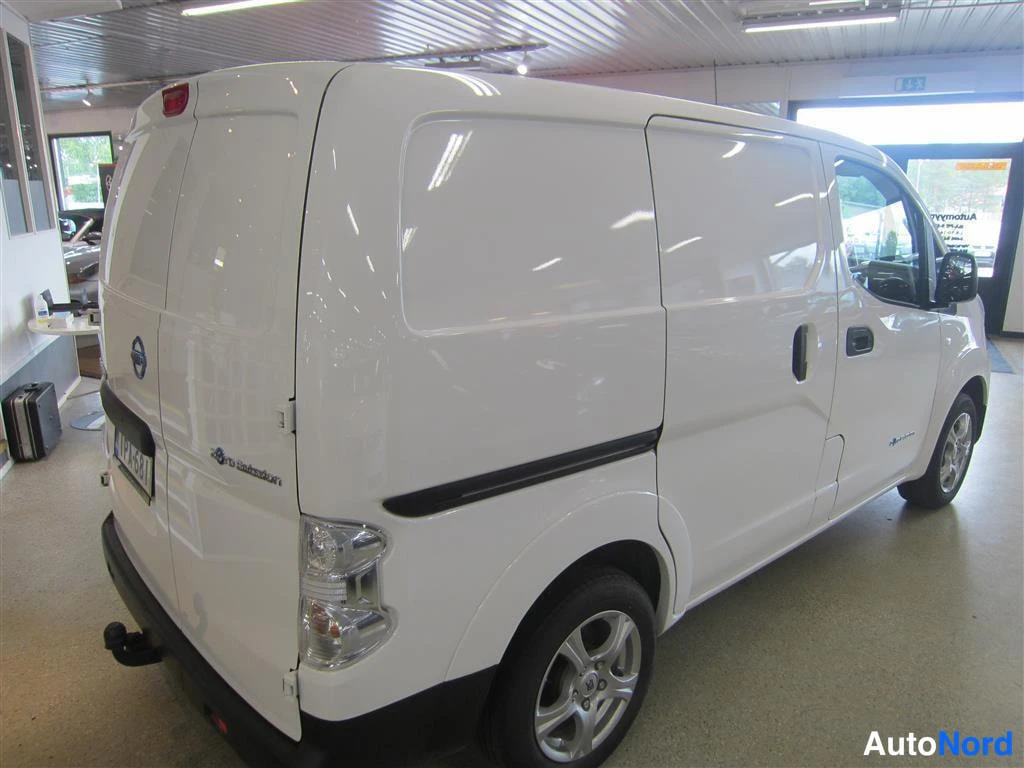 Valkoinen Nissan e-NV200 2021, takaviisto, kuva 7