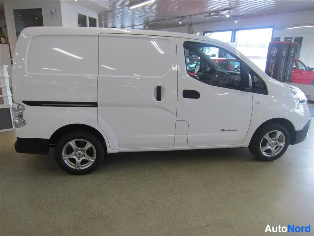 Valkoinen Nissan e-NV200 2021, etuviisto, keula oikealle, kuva 4