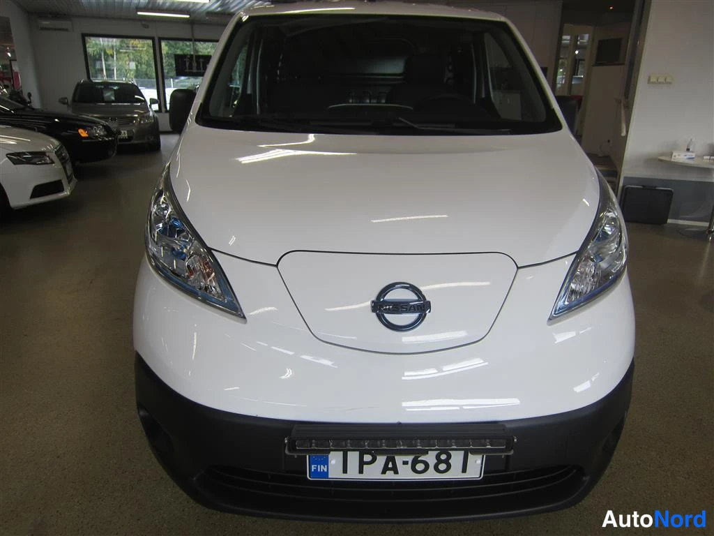 Valkoinen Nissan e-NV200 2021, edestä, kuva 5