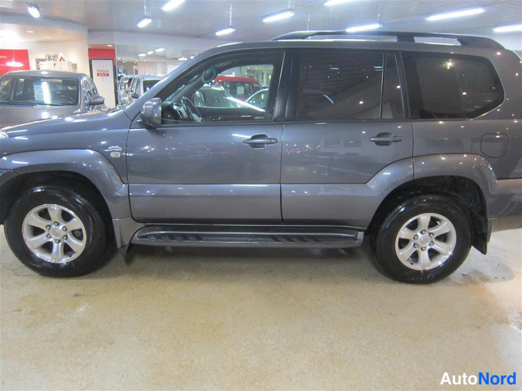 Harmaa Toyota Land Cruiser 2006, sivulta, kuva 5