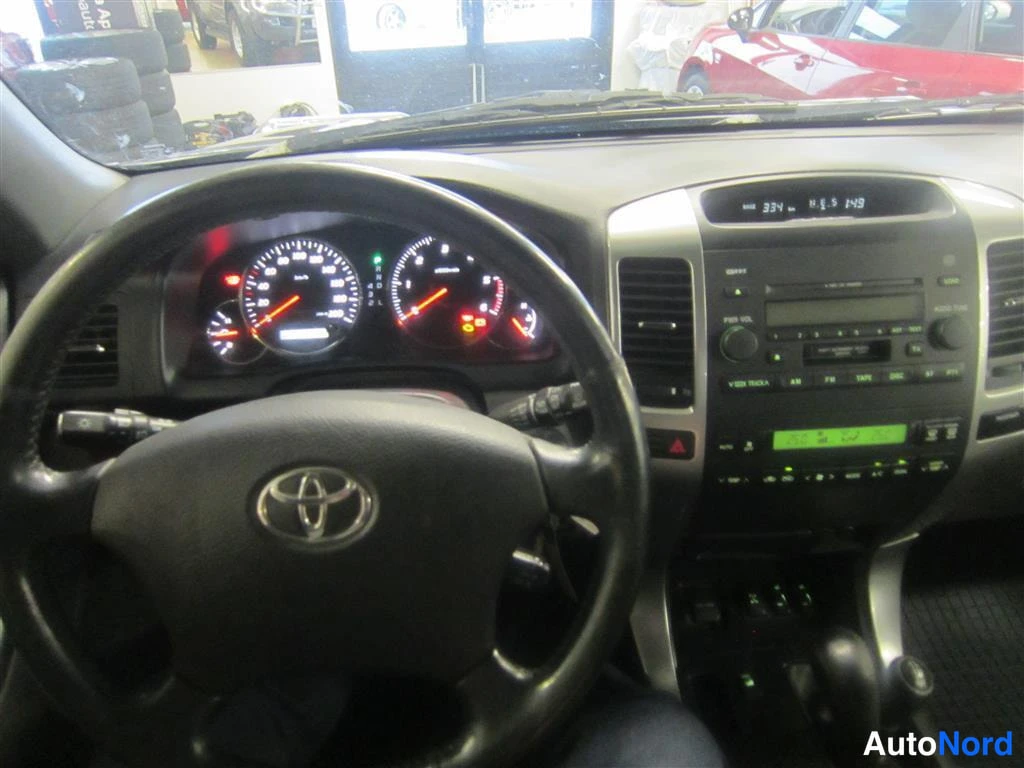 Harmaa Toyota Land Cruiser 2006, ohjaamo, kuva 10