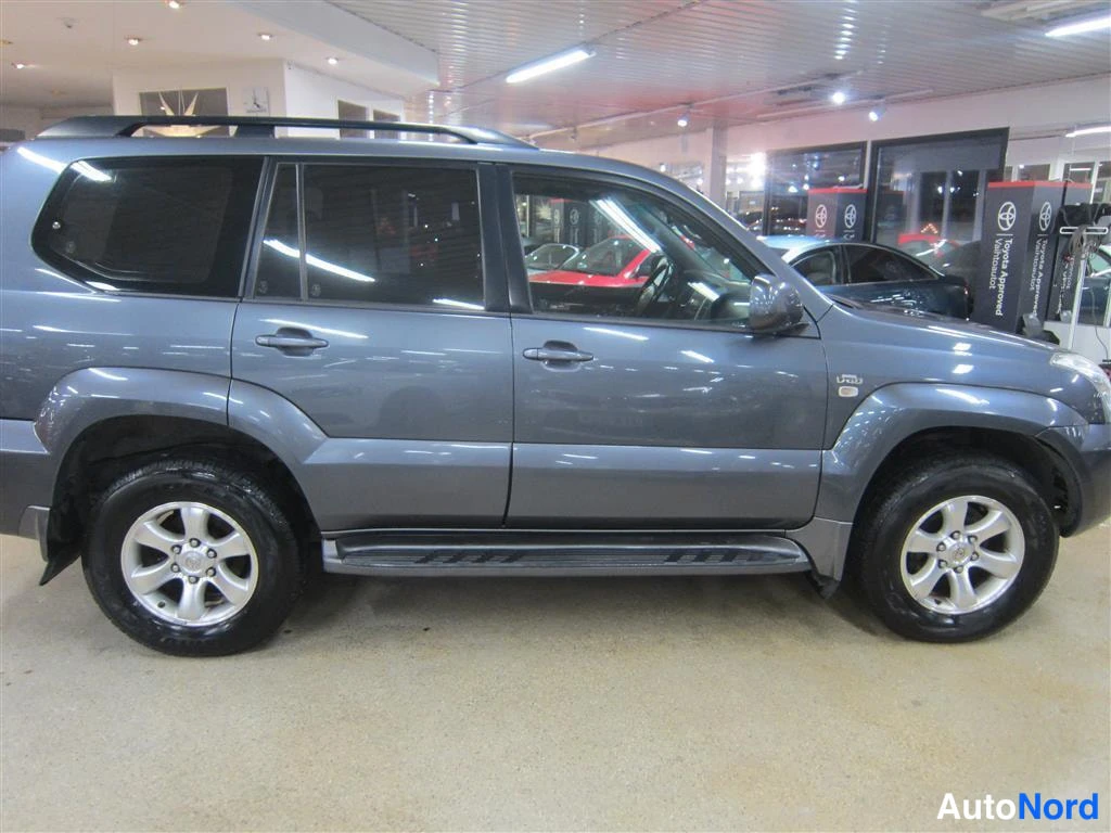 Harmaa Toyota Land Cruiser 2006, sivulta, kuva 6
