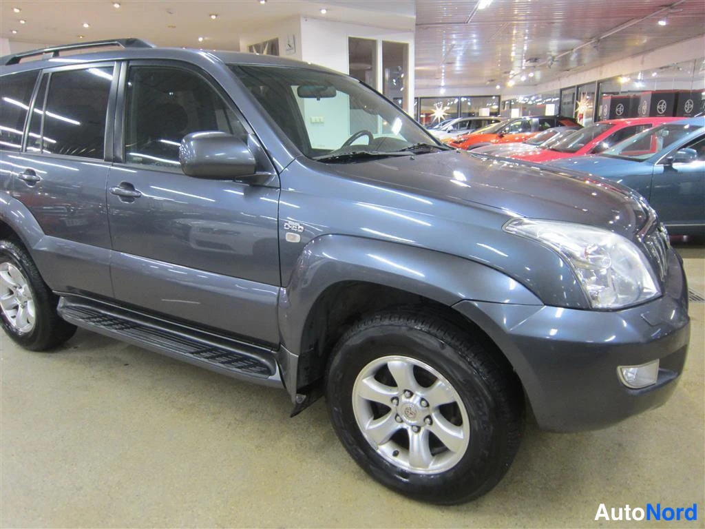Harmaa Toyota Land Cruiser 2006, etuviisto, keula oikealle, kuva 2