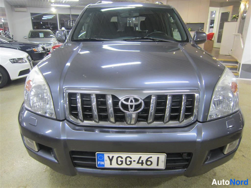 Harmaa Toyota Land Cruiser 2006, edestä, kuva 4