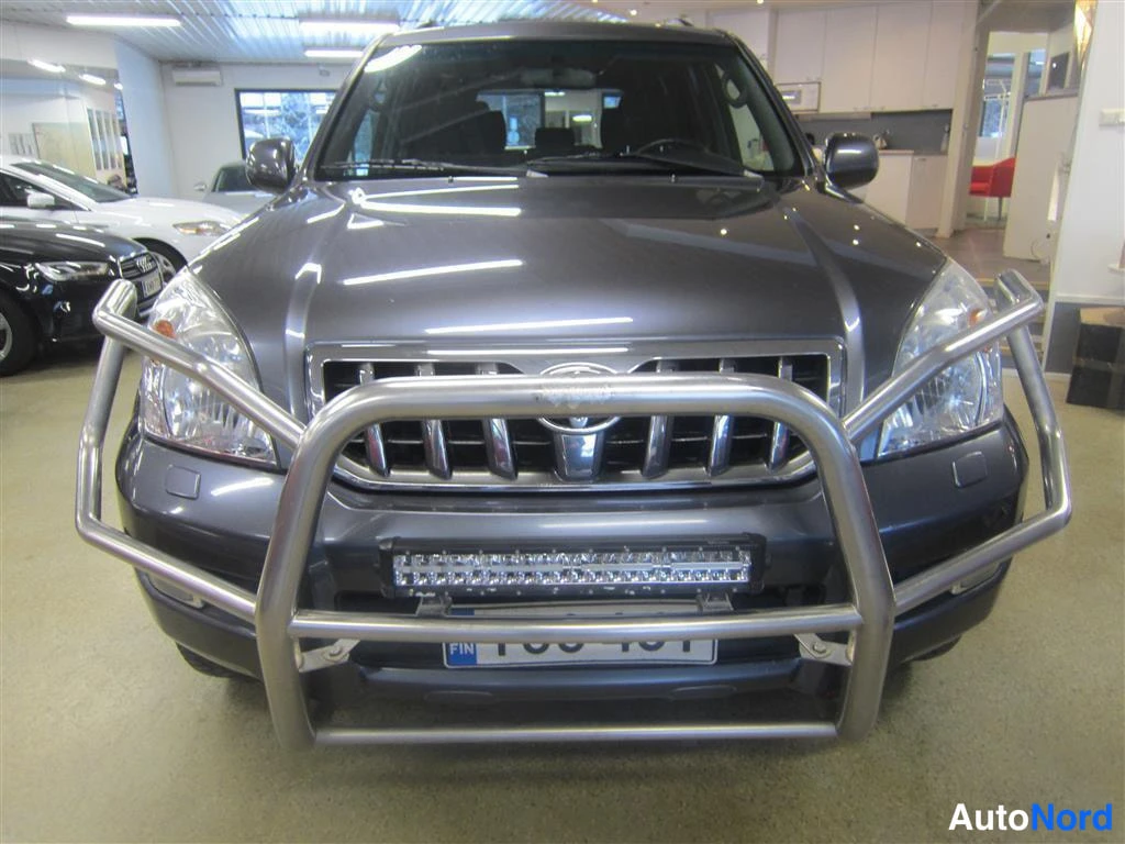 Harmaa Toyota Land Cruiser 2006, edestä, kuva 3