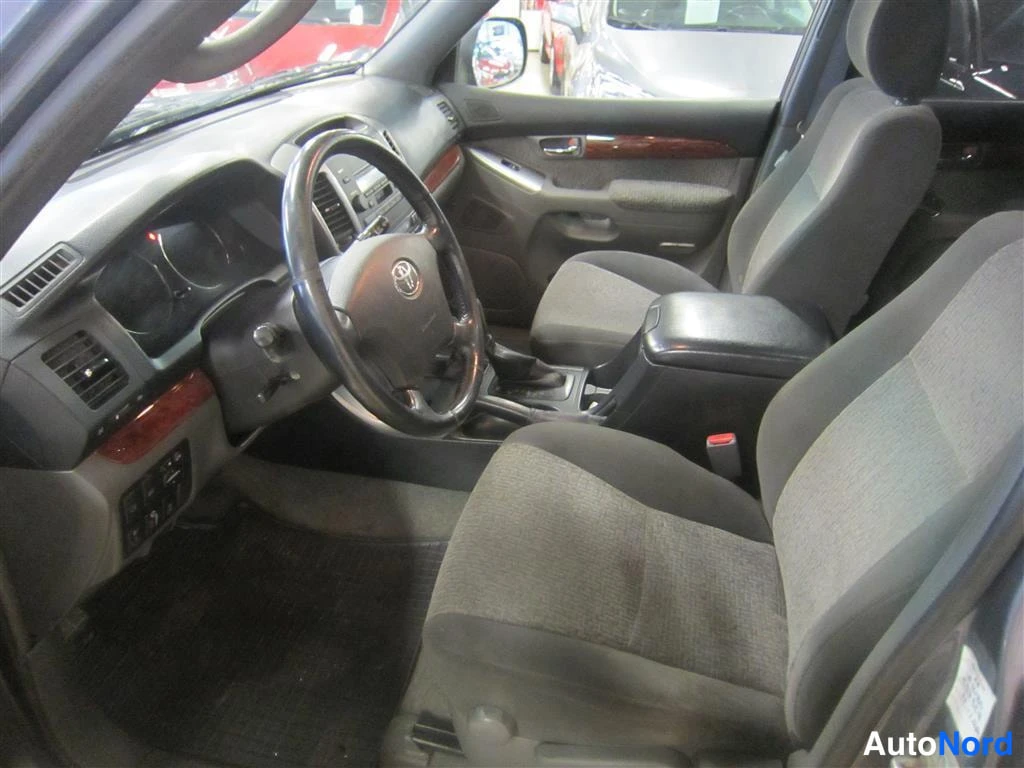 Harmaa Toyota Land Cruiser 2006, etuistuimet, kuva 12
