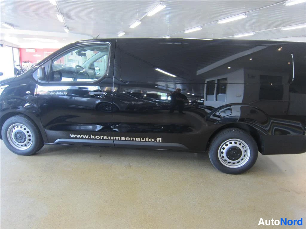 Musta Toyota Proace 2024, sivulta, kuva 4