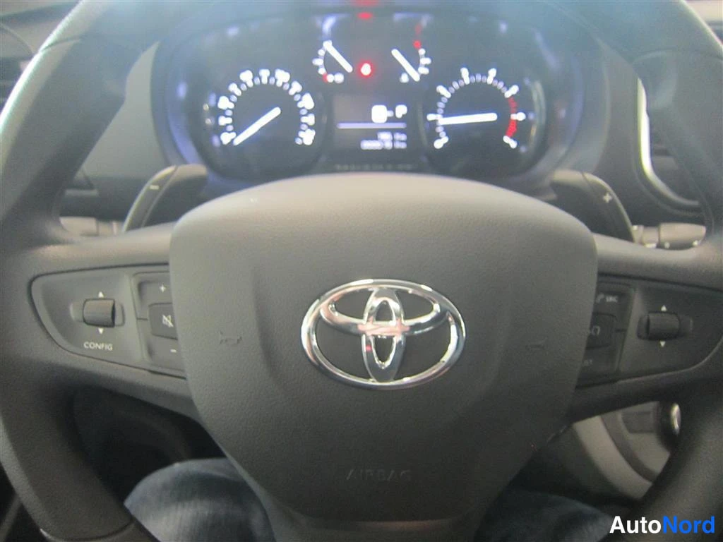 Musta Toyota Proace 2024, yksityiskohta, kuva 21