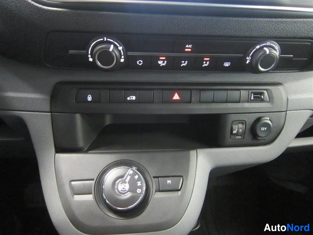 Musta Toyota Proace 2024, yksityiskohta, kuva 19