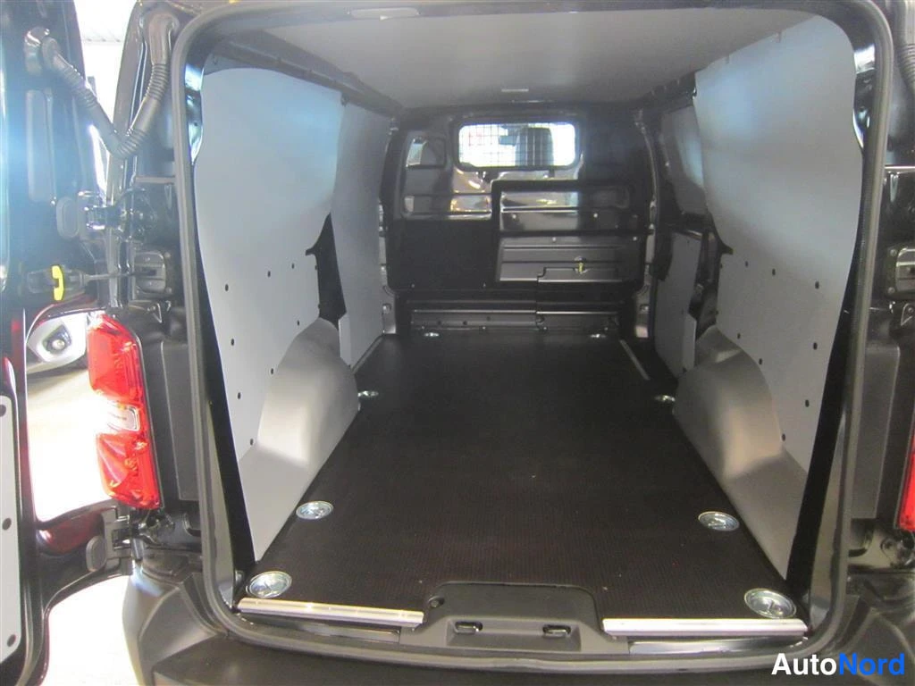 Musta Toyota Proace 2024, tavaratila, kuva 15
