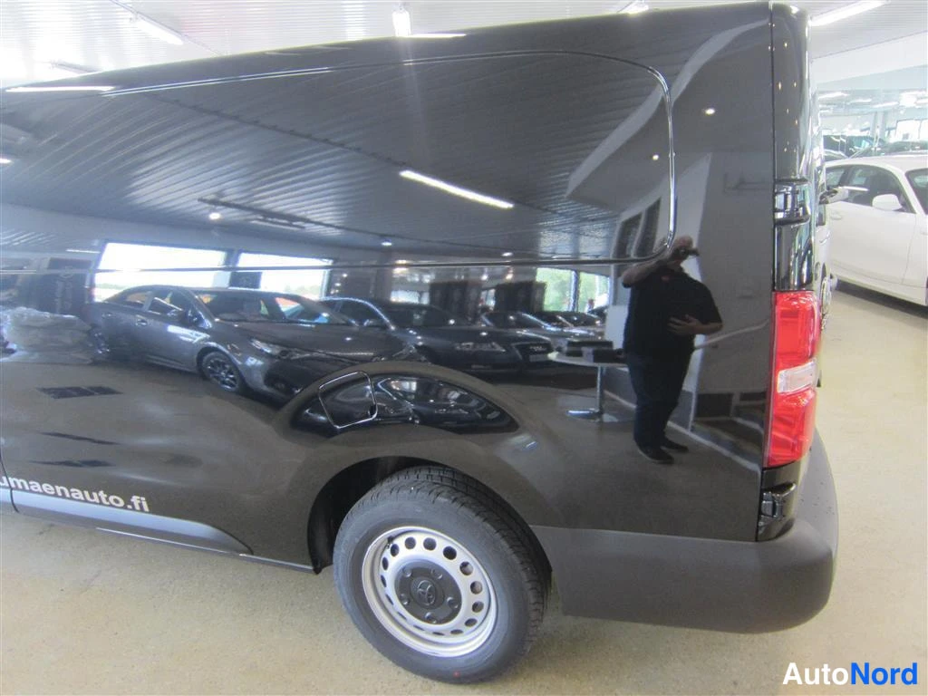 Musta Toyota Proace 2024, takaviisto, kuva 7