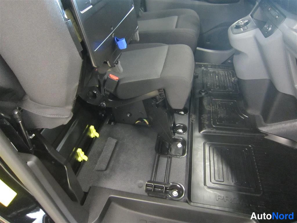 Musta Toyota Proace 2024, takaistuimet, kuva 12