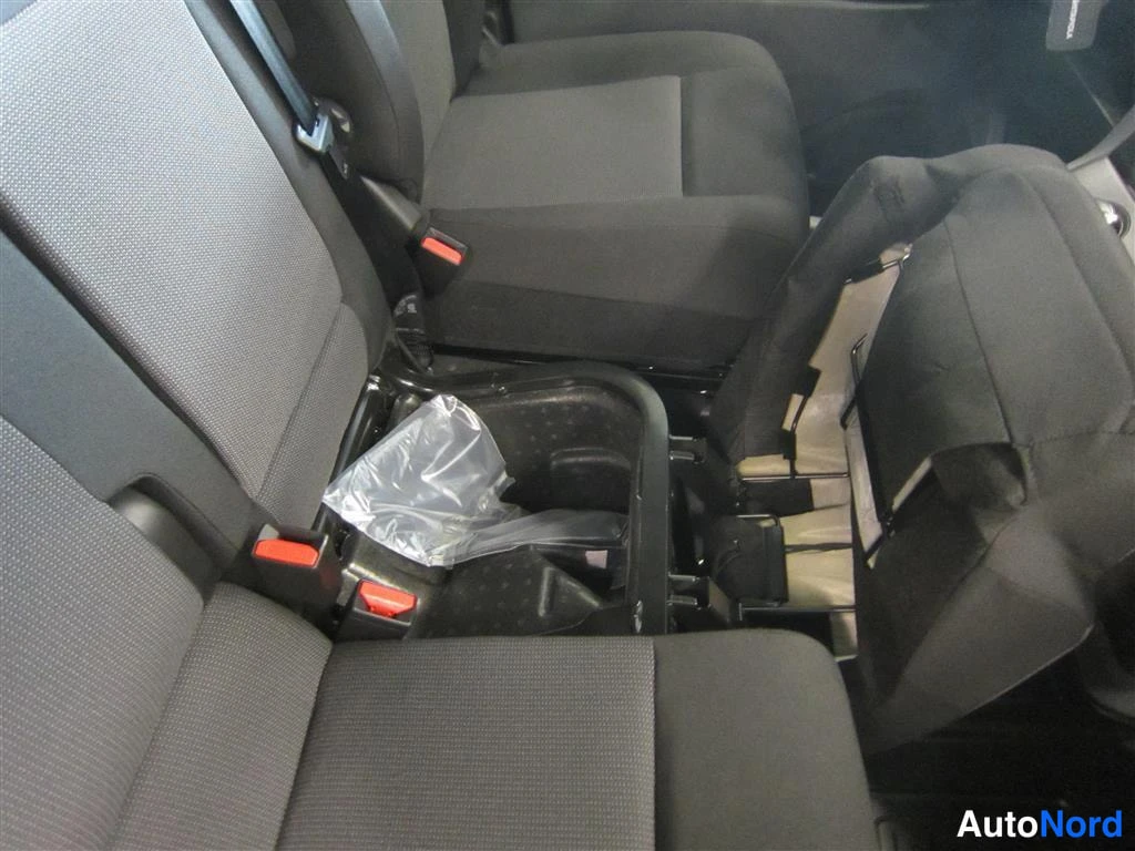 Musta Toyota Proace 2024, takaistuimet, kuva 13