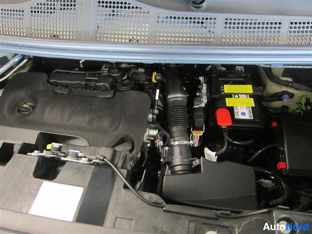 Musta Toyota Proace 2024, moottoritila, kuva 17