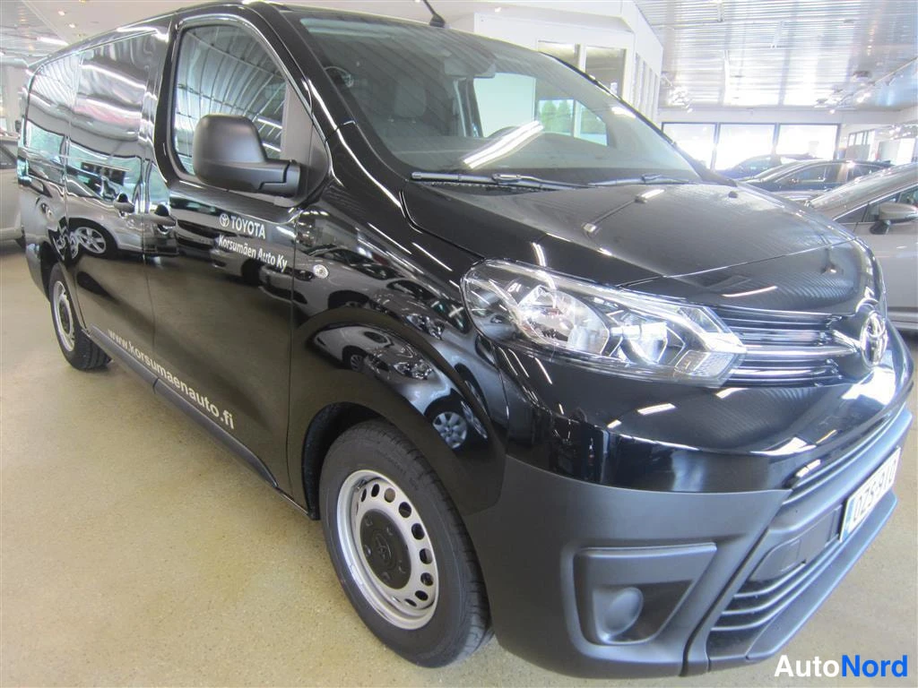Musta Toyota Proace 2024, etuviisto, keula oikealle, kuva 2