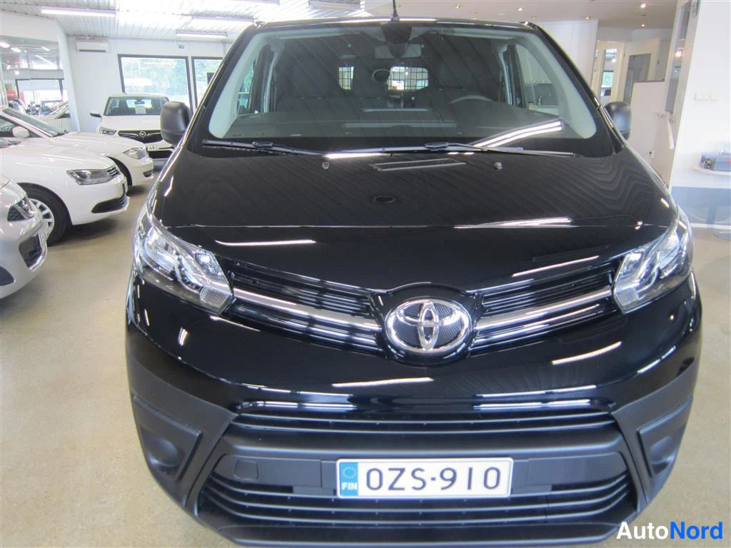 Musta Toyota Proace 2024, edestä, kuva 3