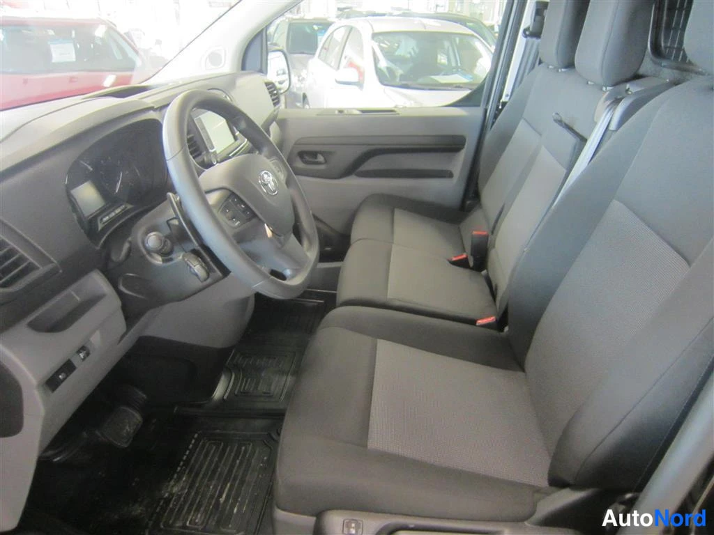 Musta Toyota Proace 2024, ohjaamo, kuva 10