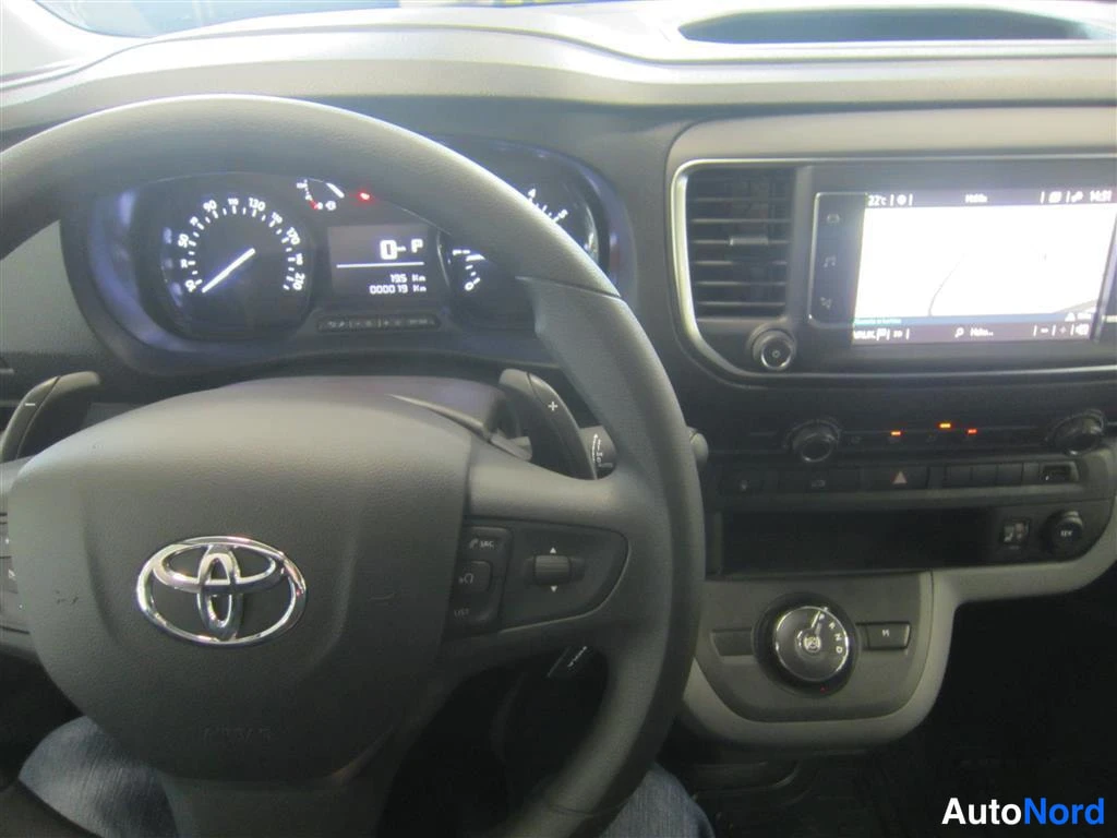 Musta Toyota Proace 2024, ohjaamo, kuva 9