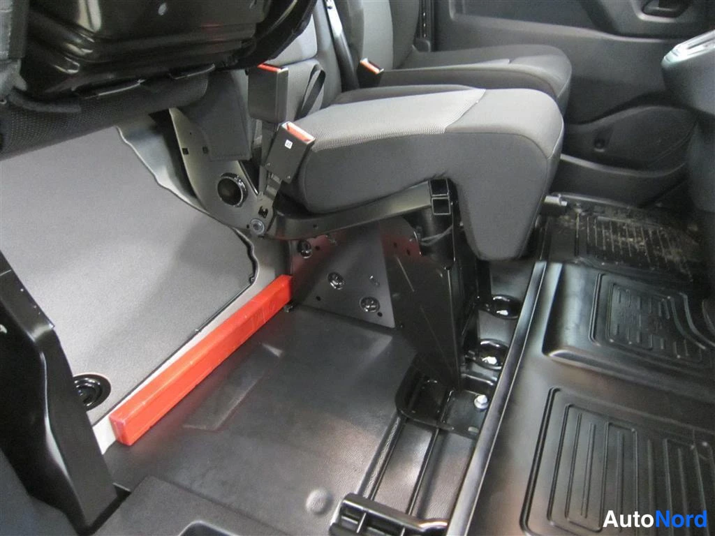 Harmaa Toyota Proace 2024, etuistuimet, kuva 11