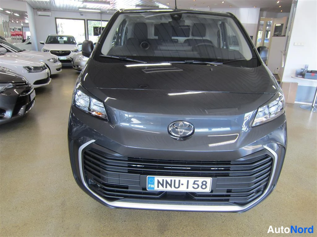 Harmaa Toyota Proace 2024, edestä, kuva 3