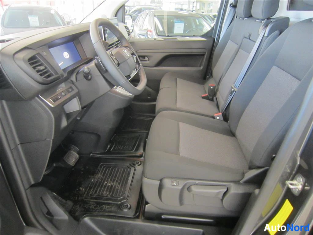 Harmaa Toyota Proace 2024, etuistuimet, kuva 10