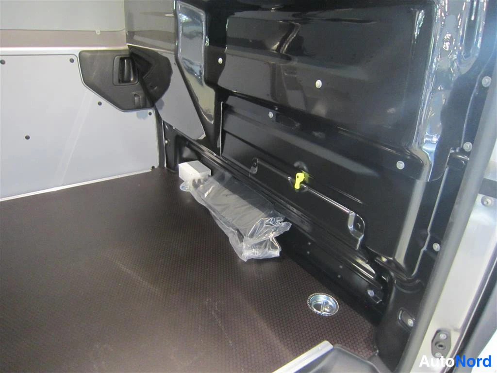 Harmaa Toyota Proace 2023, tavaratila, kuva 13